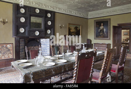 Agli inizi del XVII secolo tabella refettorio, e rovere sedie da pranzo nel grande salone a Chastleton House, Oxfordshire. Foto Stock