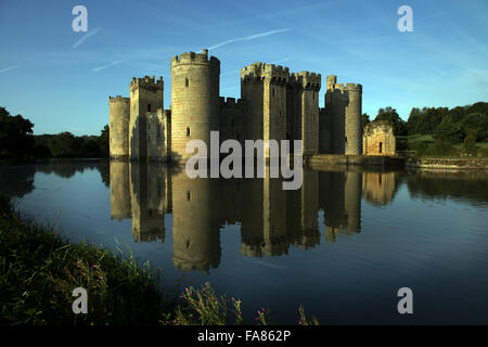 Una vista attraverso il fossato di Castello Bodiam, East Sussex. Foto Stock