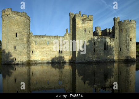 Una vista attraverso il fossato di Castello Bodiam, East Sussex. Foto Stock