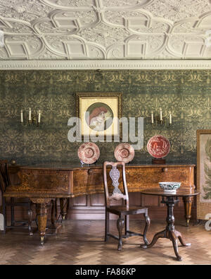 Una vista interna del Wightwick Manor e giardini, West Midlands. Wightwick Manor è stato iniziato nel 1887 in 'Old english' style e ha una superba collezione di William Morris e tessuti dipinti Pre-Raphaelite. Foto Stock