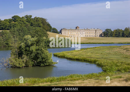 La casa e il laghetto superiore a Petworth House & Park, West Sussex. Il parco dei cervi a Petworth era ben curata da 'capacità' marrone. Foto Stock