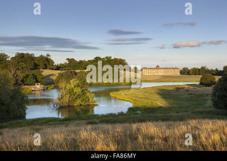 La casa e il laghetto superiore a Petworth House & Park, West Sussex. Il parco dei cervi a Petworth era ben curata da 'capacità' marrone. Foto Stock