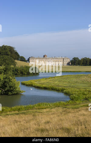 La casa e il laghetto superiore a Petworth House & Park, West Sussex. Il parco dei cervi a Petworth era ben curata da 'capacità' marrone. Foto Stock