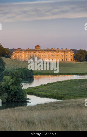 La casa e il laghetto superiore a Petworth House & Park, West Sussex. Il parco dei cervi a Petworth era ben curata da 'capacità' marrone. Foto Stock