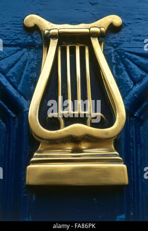 Irlanda, arpa respingente porta sulla porta blu, close-up Foto Stock