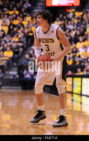 Wichita, Kansas, Stati Uniti d'America. 22 Dic, 2015. Wichita State Shockers guard Evan Wessel (3) cerca di passare la palla durante il NCAA pallacanestro tra il Nevada Wolf Pack e Wichita State Shockers a Charles Koch Arena di Wichita, Kansas. Kendall Shaw/CSM/Alamy Live News Foto Stock