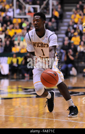 Wichita, Kansas, Stati Uniti d'America. 22 Dic, 2015. Wichita State Shockers avanti Zach marrone (1) passa la palla durante il NCAA pallacanestro tra il Nevada Wolf Pack e Wichita State Shockers a Charles Koch Arena di Wichita, Kansas. Kendall Shaw/CSM/Alamy Live News Foto Stock