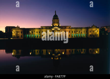 Irlanda, Dublino, Custom House, illuminata facciata, progettata da James Gordon (1791), uno dei quattro decorate con finemente equilibrata Foto Stock