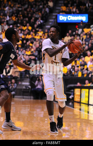 Wichita, Kansas, Stati Uniti d'America. 22 Dic, 2015. Wichita State Shockers avanti Zach marrone (1) cerca di passare la palla durante il NCAA pallacanestro tra il Nevada Wolf Pack e Wichita State Shockers a Charles Koch Arena di Wichita, Kansas. Kendall Shaw/CSM/Alamy Live News Foto Stock