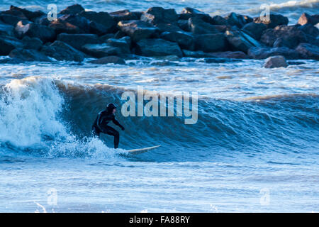 Aberystwyth, Ceredigion, West Wales, Regno Unito. Il 23 dicembre, 2015. Prima di tempesta Eva è meteo per colpire la costa surfers approfitta di un'insolita clima mite con il continuo onde grandi sulla costa ovest in Borth appena a nord di Aberystwyth. Credito: Trebuchet Fotografia/Alamy Live News Foto Stock