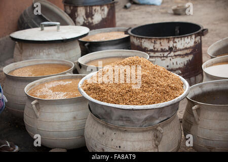 Il riso parboiled è prima di essere venduto ad un gruppo di donne dal centro di elaborazione in provincia Sourou, Burkina Faso. Foto Stock