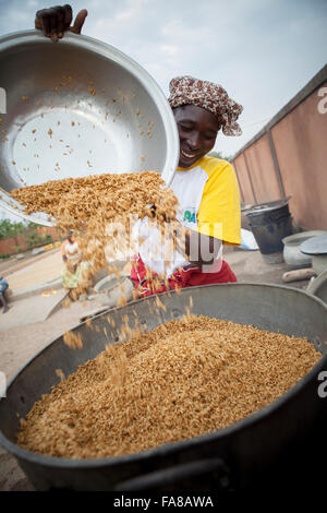 Il riso parboiled è prima di essere venduto ad un gruppo di donne dal centro di elaborazione in provincia Sourou, Burkina Faso. Foto Stock