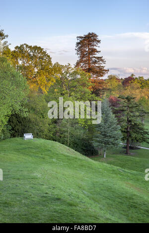 Vista dalla parte superiore dell'erba anfiteatro presso la Claremont Landscape Garden, Surrey. Foto Stock