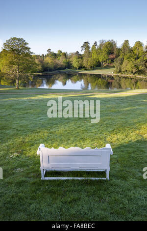 Vista dalla parte superiore dell'erba anfiteatro presso la Claremont Landscape Garden, Surrey. L'anfiteatro è stato creato intorno al 1722 da Charles Bridgeman. Foto Stock