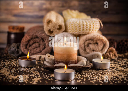 Spa e wellness impostazione con asciugamani e candele Foto Stock