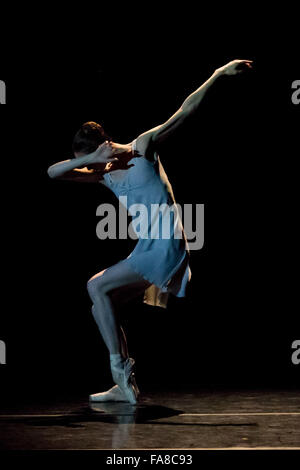 Roma, Italia. 21 dicembre 2015. due notte dedicata alle Svetlana Zakharova, il più importante ballerino in tutto il mondo. Durante la serata di gala "Tersicore' a 'auditorium conciliazione' a Roma Italia. Ha danzato sulla riproduzione di musica tramite la sua husbaund Vadim Repin. Ha ballato con Mikhail Lobukin emozione e la standing ovation per loro credito: massimo danza/Alamy Live News Foto Stock