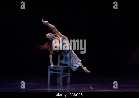 Roma, Italia. 21 dicembre 2015. due notte dedicata alle Svetlana Zakharova, il più importante ballerino in tutto il mondo. Durante la serata di gala "Tersicore' a 'auditorium conciliazione' a Roma Italia. Ha danzato sulla riproduzione di musica tramite la sua husbaund Vadim Repin. Ha ballato con Mikhail Lobukin emozione e la standing ovation per loro credito: massimo danza/Alamy Live News Foto Stock