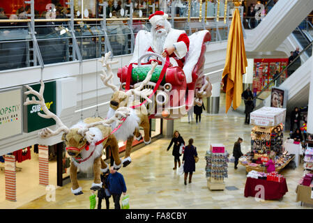 Bristol, Regno Unito. Il 23 dicembre, 2015. Le decorazioni sono in alto, Broadmead Shopping Centre a metà giornata a soli 2 giorni prima di Natale. Una giornata con il bel tempo, la high street e il centro commerciale i negozi sono occupato ma non affollata con gli acquirenti. Alcune delle vendite hanno già iniziato ma loro sembra essere un deciso la mancanza della sbandata di persone hanno vissuto negli anni precedenti. Foto Stock