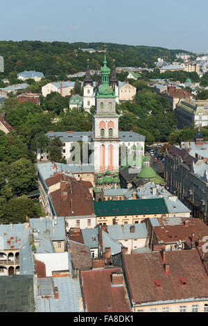 Vista dalla torre della città di fiele per Assumprion (Uspenska) Chiesa di Leopoli Foto Stock