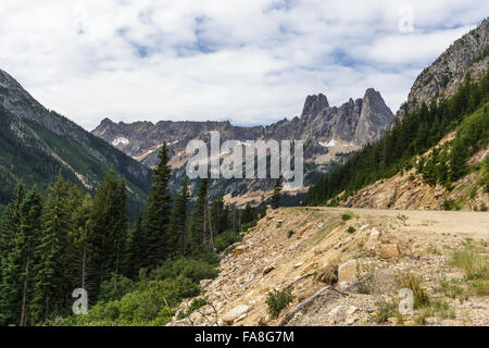 Una strada di montagna che conduce fino a Washington passa con la Liberty Bell e la montagna in background. Foto Stock