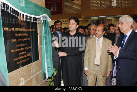 Presidente Peoples Party (PPP) Bilawal Bhutto Zardari scoprimento lapide di inaugurare Benazir Bhutto Trauma Center all'Ospedale Civile di Karachi il Mercoledì, 23 dicembre 2015. Foto Stock