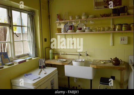 Un angolo della cucina a 20 Forthlin Road, Allerton, Liverpool, la casa d'infanzia di Paul McCartney. Foto Stock