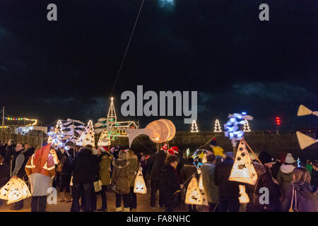 Mousehole, Cornwall, Regno Unito, 23 dicembre 2015. L annuale Tom Bawcock la processione attraverso il villaggio di Mousehole in Cornovaglia. Tenuto nella celebrazione del leggendario Tom's sforzi per salvare il villaggio dalla carestia impostando in mare di pesci di una violenta tempesta. Il Stargazy torta di pesce viene servita nei villaggi Ship Inn. Credito: Simon Yates/Alamy Live News Foto Stock