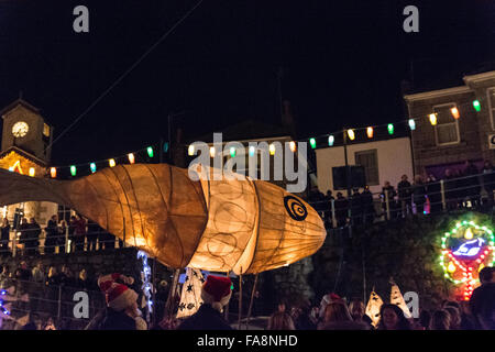 Mousehole, Cornwall, Regno Unito, 23 dicembre 2015. L annuale Tom Bawcock la processione attraverso il villaggio di Mousehole in Cornovaglia. Tenuto nella celebrazione del leggendario Tom's sforzi per salvare il villaggio dalla carestia impostando in mare di pesci di una violenta tempesta. Il Stargazy torta di pesce viene servita nei villaggi Ship Inn. Credito: Simon Yates/Alamy Live News Foto Stock