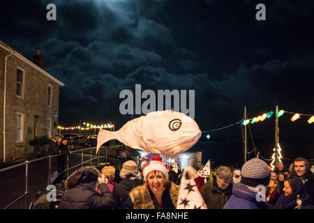 Mousehole, Cornwall, Regno Unito, 23 dicembre 2015. L annuale Tom Bawcock la processione attraverso il villaggio di Mousehole in Cornovaglia. Tenuto nella celebrazione del leggendario Tom's sforzi per salvare il villaggio dalla carestia impostando in mare di pesci di una violenta tempesta. Il Stargazy torta di pesce viene servita nei villaggi Ship Inn. Credito: Simon Yates/Alamy Live News Foto Stock