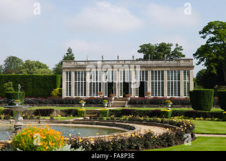 L'Orangery e giardino all italiana nel mese di luglio a Belton House, Lincolnshire. L'Orangerie è stato progettato da Wyatville e costruito nel 1819. Foto Stock