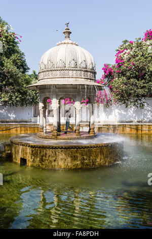 Vista del cortile delle fanciulle (Saheliyon-ki-Bari) in Usaipur, Rajasthan Foto Stock