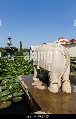 Vista del cortile delle fanciulle (Saheliyon-ki-Bari) in Usaipur, Rajasthan Foto Stock