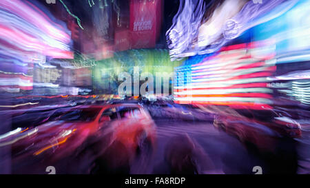 Luci brillanti e l'energia di Times Square a New York City Foto Stock