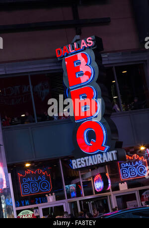 Dallas RISTORANTE BBQ segno illuminato, Times Square NYC Foto Stock