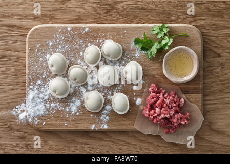 Carne cruda gnocchi per la cottura Foto Stock