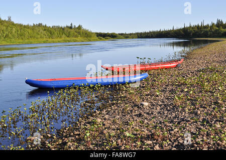 La Taiga river paga, la Russia, gli Urali polari. I kayak gonfiabili sulla riva del fiume. Foto Stock