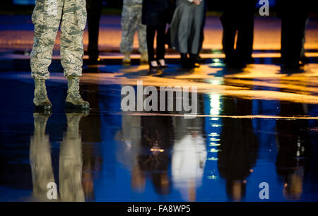 New Castle, Delaware, Stati Uniti d'America. 23 Dic, 2015. Dicembre 23, 2015 : dignitari attendere l'inizio del trasferimento dignitoso di Air Force Sergeant del personale Chester J. McBride a Castello Nuovo Aeroporto di New Castle, Delaware sul dicembre 23, 2015. McBride è stato uno dei sei soldati uccisi nel corso di un attentato suicida vicino Bagram Air Force Base in Afghanistan. Scott Serio/ESW/CSM/Alamy Live News Foto Stock