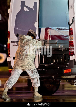 New Castle, Delaware, Stati Uniti d'America. 23 Dic, 2015. Dicembre 23, 2015 : Airman Prima Classe Kenisha Robertson chiudi la porta del veicolo di trasferimento durante il trasferimento dignitoso di Air Force Sergeant del personale Chester J. McBride a Castello Nuovo Aeroporto di New Castle, Delaware sul dicembre 23, 2015. McBride è stato uno dei sei soldati uccisi nel corso di un attentato suicida vicino Bagram Air Force Base in Afghanistan. Scott Serio/ESW/CSM/Alamy Live News Foto Stock