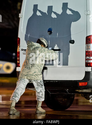 New Castle, Delaware, Stati Uniti d'America. 23 Dic, 2015. Dicembre 23, 2015 : Airman Prima Classe Kenisha Robertson chiudi la porta del veicolo di trasferimento durante il trasferimento dignitoso di Air Force Sergeant del personale Chester J. McBride a Castello Nuovo Aeroporto di New Castle, Delaware sul dicembre 23, 2015. McBride è stato uno dei sei soldati uccisi nel corso di un attentato suicida vicino Bagram Air Force Base in Afghanistan. Scott Serio/ESW/CSM/Alamy Live News Foto Stock