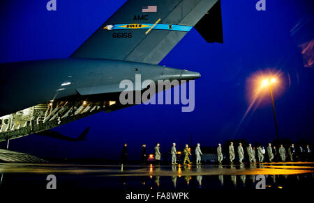 New Castle, Delaware, Stati Uniti d'America. 23 Dic, 2015. Dicembre 23, 2015 : dignitari lasciare l'aereo prima del trasferimento dignitoso di Air Force Sergeant del personale Chester J. McBride a Castello Nuovo Aeroporto di New Castle, Delaware sul dicembre 23, 2015. McBride è stato uno dei sei soldati uccisi nel corso di un attentato suicida vicino Bagram Air Force Base in Afghanistan. Scott Serio/ESW/CSM/Alamy Live News Foto Stock