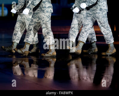 New Castle, Delaware, Stati Uniti d'America. 23 Dic, 2015. Dicembre 23, 2015 : La Forza Aerea Guardia d'onore arriva per il dignitoso trasferimento di Air Force Sergeant del personale Chester J. McBride a Castello Nuovo Aeroporto di New Castle, Delaware sul dicembre 23, 2015. McBride è stato uno dei sei soldati uccisi nel corso di un attentato suicida vicino Bagram Air Force Base in Afghanistan. Scott Serio/ESW/CSM/Alamy Live News Foto Stock