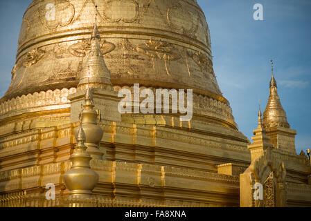 SAGAING, Myanmar - stupa d'oro alla Pagoda Soon Oo Pon Nya Shin. Situata sulla cima della collina Nga-pha, la Pagoda Soon Oo Pon Nya Shin è una delle pagode e dei templi multipli nel distretto religioso di Sagaing, vicino a Mandalay. La pagoda originale risale al 674. Foto Stock