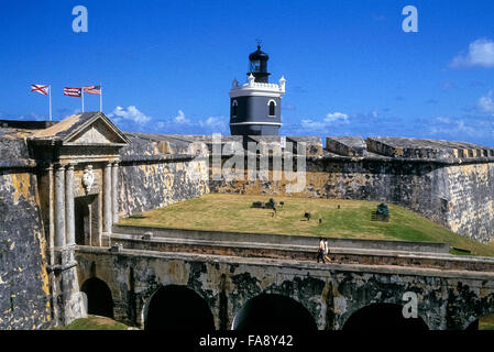 La fortezza di Castillo de San Felipe del Morro è stato costruito durante il XVI secolo per mantenere gli invasori marittimo lontano da coloniale spagnola porto di San Juan Vecchia sull'isola caraibica di Puerto Rico, che ora è un territorio degli Stati Uniti. Morro Castle è stato nominato un sito storico nazionale ed è una grande attrazione per i visitatori di San Juan, la città capitale. Foto Stock