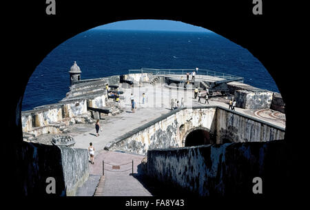 La fortezza di Castillo de San Felipe del Morro è stato costruito durante il XVI secolo per mantenere gli invasori marittimo lontano da coloniale spagnola porto di San Juan Vecchia sull'isola caraibica di Puerto Rico, che ora è un territorio degli Stati Uniti. Morro Castle è stato nominato un sito storico nazionale ed è una grande attrazione per i visitatori di San Juan, la città capitale. Foto Stock