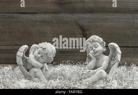 Sleeping angelo custode. Decorazione di natale. In stile vintage nei toni dell'immagine. Messa a fuoco selettiva Foto Stock