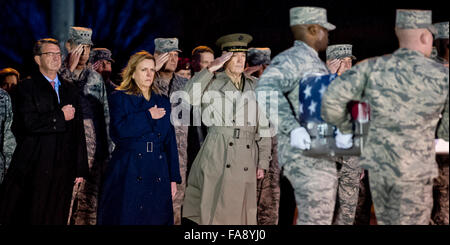 New Castle, Delaware, Stati Uniti d'America. 23 Dic, 2015. Dicembre 23, 2015 : il Segretario della Difesa Ash Carter, Segretario della Air Force Deborah James, presidente del Comune di capi di Stato Maggiore Giuseppe Dunford e Air Force capo del personale gen. Mark A. Welsh III salutate il caso di trasferimento della Air Force Sergeant del personale Chester J. McBride durante il suo trasferimento dignitosa al Castello Nuovo Aeroporto di New Castle, Delaware sul dicembre 23, 2015. McBride è stato uno dei sei soldati uccisi nel corso di un attentato suicida vicino Bagram Air Force Base in Afghanistan. Scott Serio/ESW/CSM/Alamy Live News Foto Stock