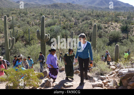 Stati Uniti Il Segretario degli Interni Sally Jewell cammina per un sentiero con Native American da studenti del Tohono O'odham Nazione Santa Rosa Ranch Scuola nel Parco nazionale del Saguaro Novembre 18, 2015 in Tucson, Arizona. Jewell era in visita come parte dell'amministrazione Obama ogni bambino in un iniziativa del Parco. Foto Stock