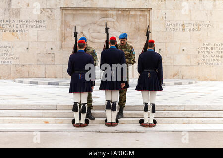 Modifica delle guardie presidenziali, chiamati Evzones, presso l'ente ellenico per il Parlamento europeo il parlamento greco ha edificio, Atene Foto Stock