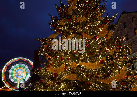 Distillery District stone Grist Mill e Toronto Mercatino di Natale per esterno con struttura ad albero ruota panoramica Ferris Foto Stock