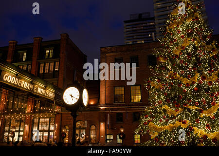 Historic Distillery District pipe bridge e orologio con toronto mercatino di natale decorate albero esterno Foto Stock